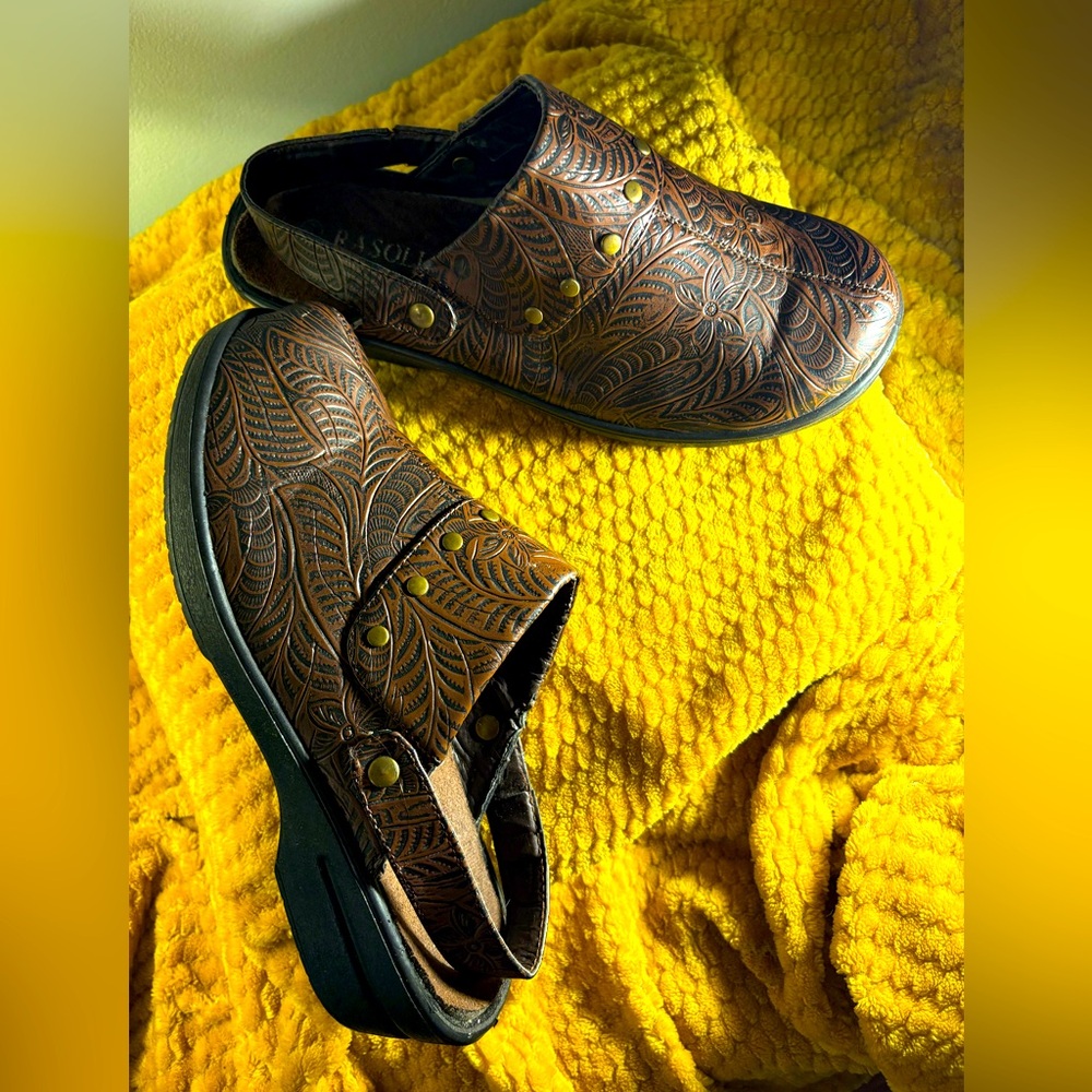 LOOK AT THE DETAIL ON THESE, please!!!      Size 9 Beautiful Clogs